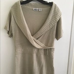 Woman’s short sleeve sweater